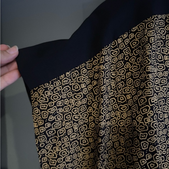 Casual Corner Black and Cream Patterned Blouse - Picture 3 of 5